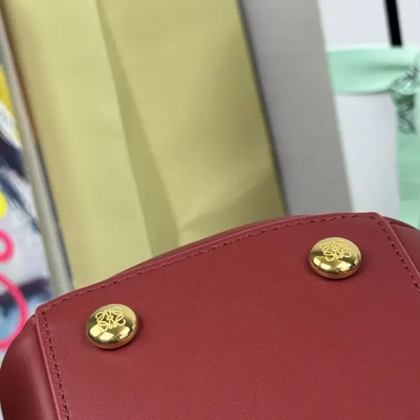 Loewe-羅意威 焦糖紅小號柔軟牛皮革 Madrid 手拿包