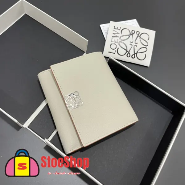 Loewe-羅意威 淺輕靈灰鵝卵石紋牛皮革 Anagram 三折短夾