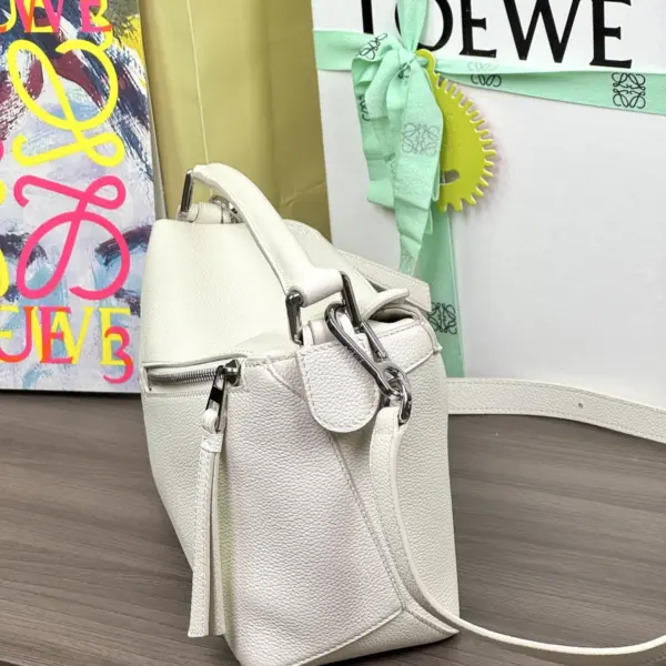 Loewe-羅意威 柔白色小號柔軟粒面牛皮革 Puzzle 肩背包