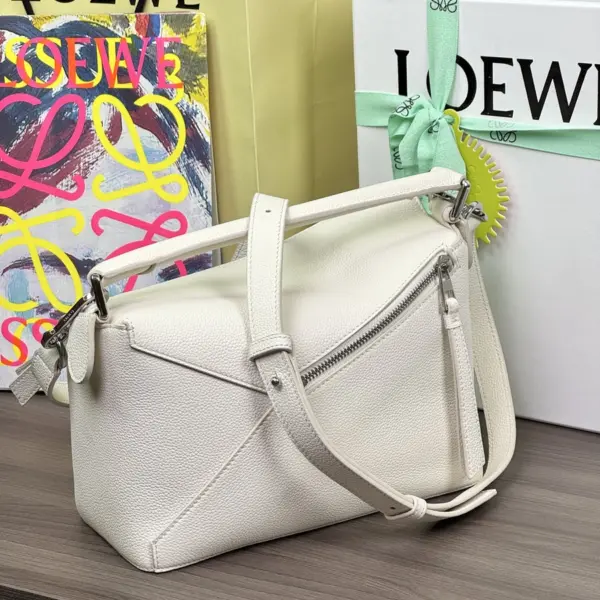 Loewe-羅意威 柔白色小號柔軟粒面牛皮革 Puzzle 肩背包