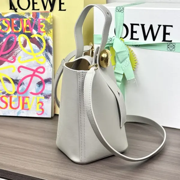 Loewe-羅意威 銀灰色中號光滑牛皮革 Pebble Bucket 肩背包