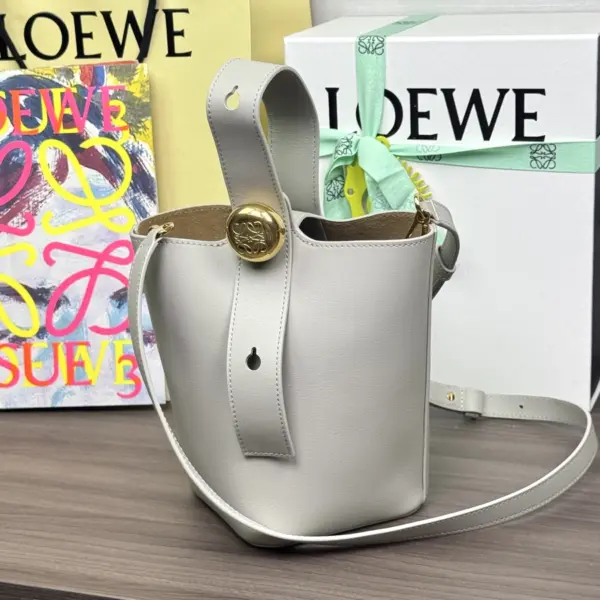 Loewe-羅意威 銀灰色中號光滑牛皮革 Pebble Bucket 肩背包