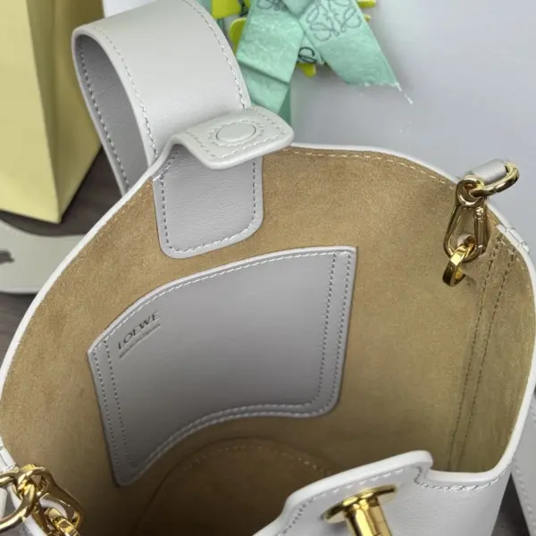 Loewe-羅意威 銀灰色中號光滑牛皮革 Pebble Bucket 肩背包