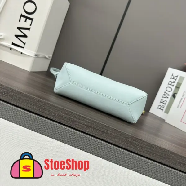 Loewe-羅意威 Puzzle Fold 系列 冰川藍亮面納帕牛皮革手拿包 15 Loewe-羅意威 Puzzle Fold 系列 冰川藍亮面納帕牛皮革手拿包