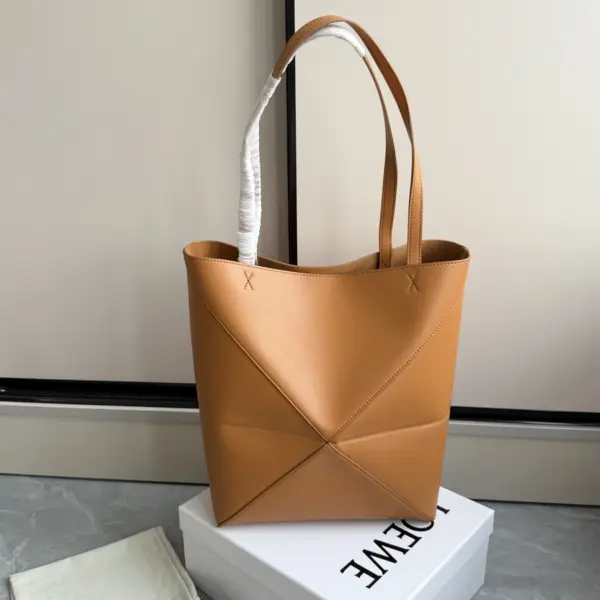 Loewe-羅意威 Puzzle Fold 系列 暖沙黃色中號亮面牛皮革購物袋