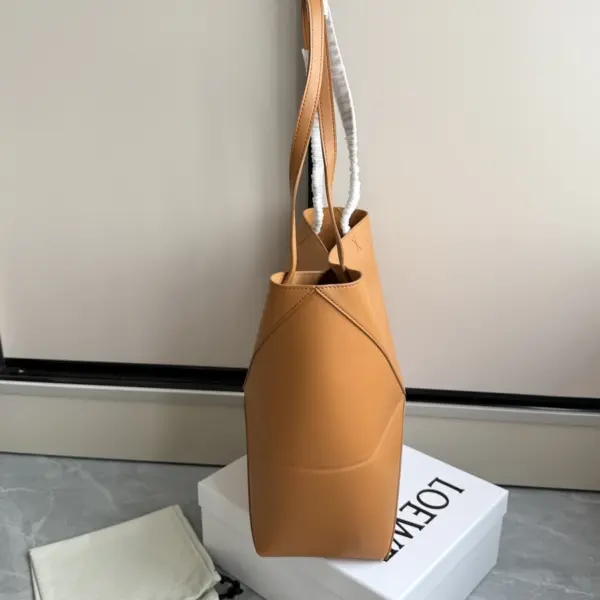 Loewe-羅意威 Puzzle Fold 系列 暖沙黃色中號亮面牛皮革購物袋