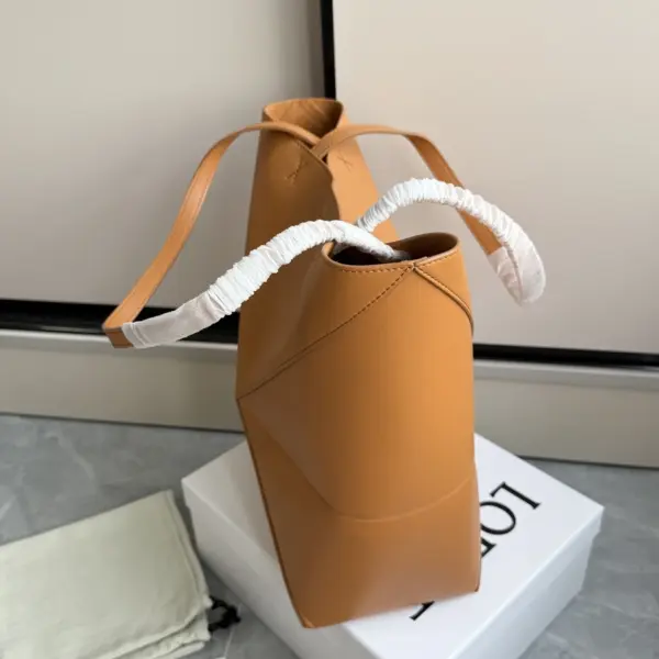 Loewe-羅意威 Puzzle Fold 系列 暖沙黃色中號亮面牛皮革購物袋