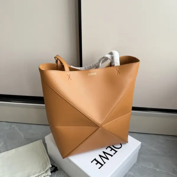 Loewe-羅意威 Puzzle Fold 系列 暖沙黃色中號亮面牛皮革購物袋