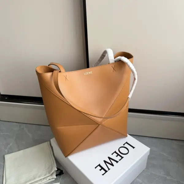 Loewe-羅意威 Puzzle Fold 系列 暖沙黃色中號亮面牛皮革購物袋