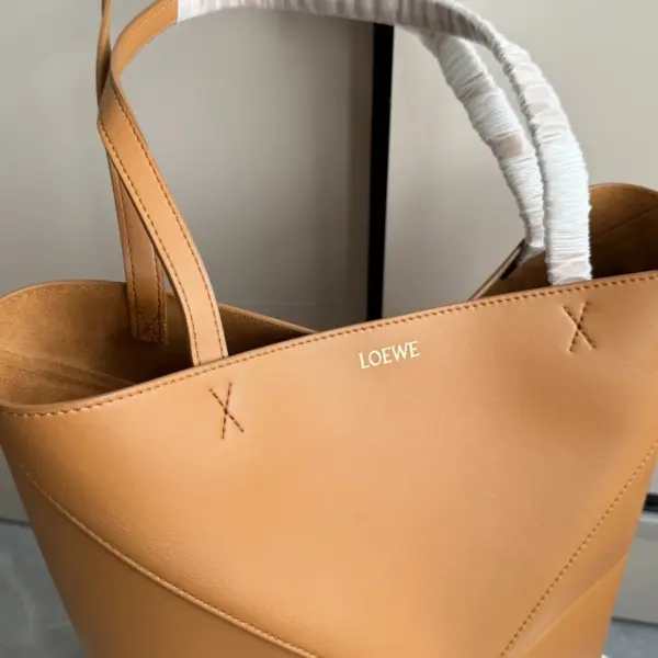 Loewe-羅意威 Puzzle Fold 系列 暖沙黃色中號亮面牛皮革購物袋
