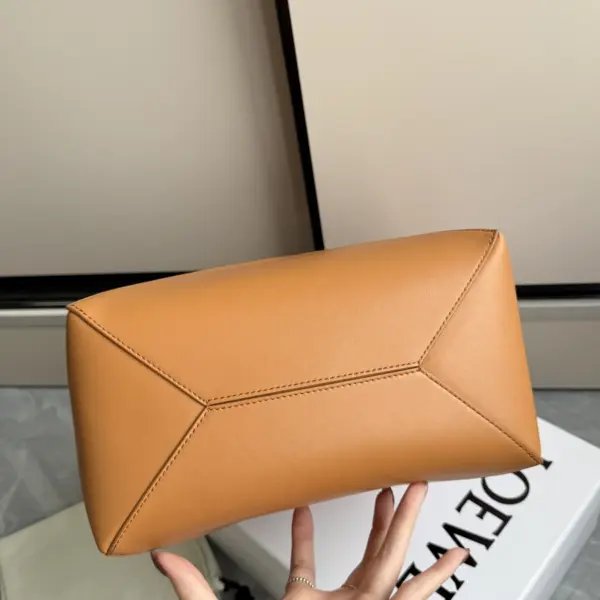 Loewe-羅意威 Puzzle Fold 系列 暖沙黃色中號亮面牛皮革購物袋