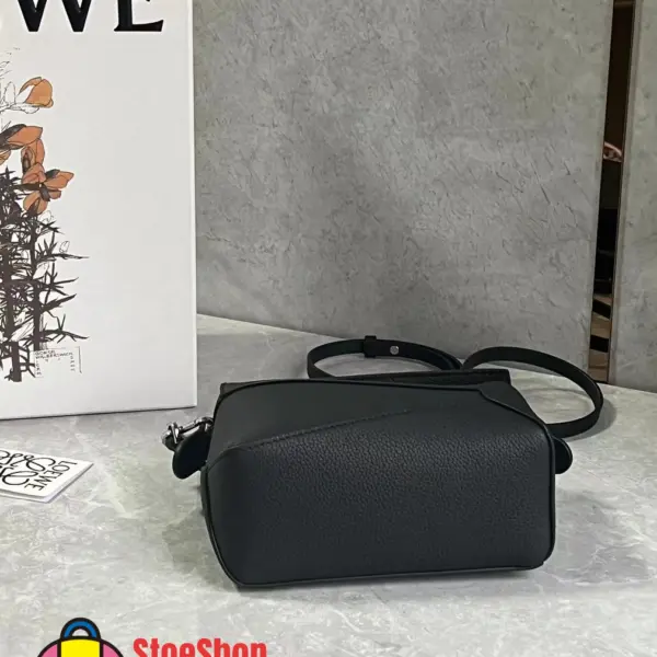Loewe-羅意威 黑色小號經典牛皮革 Puzzle Edge 肩背包