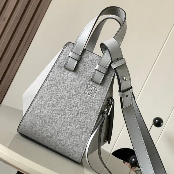 Loewe-羅意威 珍珠灰柔軟粒面牛皮革 Hammock Compact 斜挎包