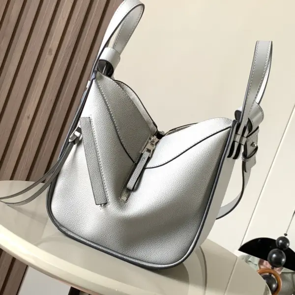 Loewe-羅意威 珍珠灰柔軟粒面牛皮革 Hammock Compact 斜挎包