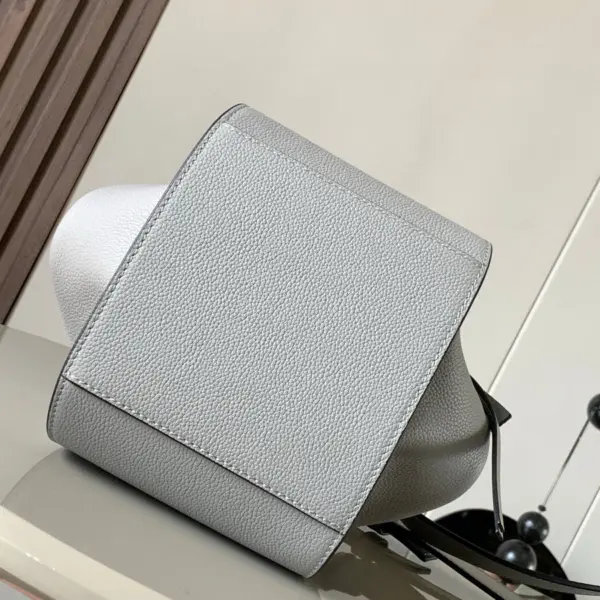 Loewe-羅意威 珍珠灰柔軟粒面牛皮革 Hammock Compact 斜挎包