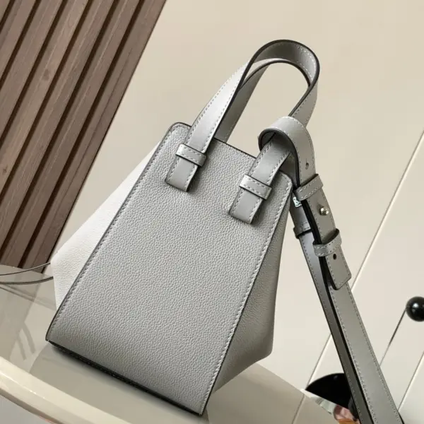 Loewe-羅意威 珍珠灰柔軟粒面牛皮革 Hammock Compact 斜挎包