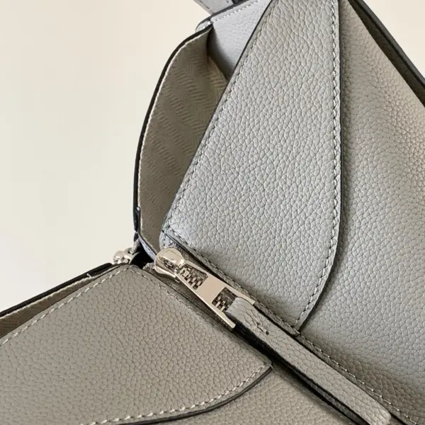 Loewe-羅意威 珍珠灰柔軟粒面牛皮革 Hammock Compact 斜挎包