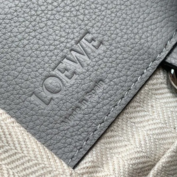 Loewe-羅意威 珍珠灰柔軟粒面牛皮革 Hammock Compact 斜挎包