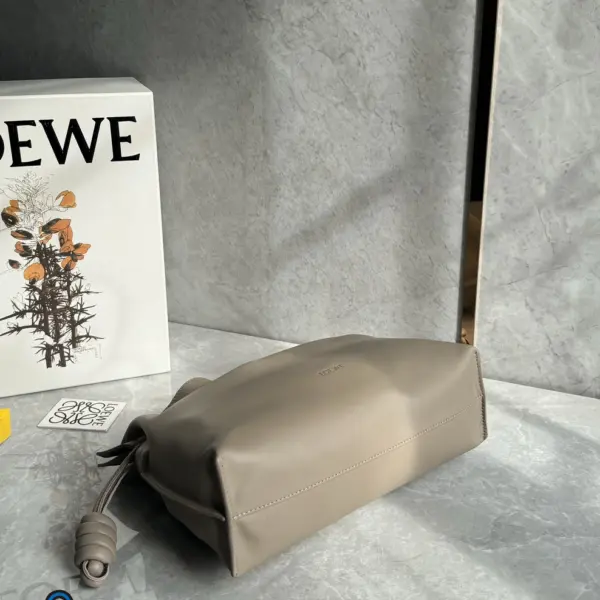 Loewe-羅意威 Flamenco 系列中號肩背手拿包 沙色 納帕牛皮革 17 Loewe-羅意威 Flamenco 系列中號肩背手拿包 沙色 納帕牛皮革