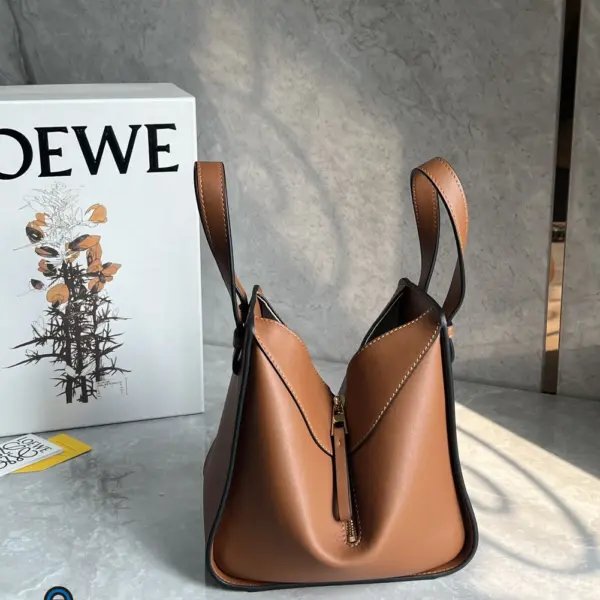 Loewe-羅意威 棕褐色經典牛皮革 Hammock Compact 斜挎包 12 Loewe-羅意威 棕褐色經典牛皮革 Hammock Compact 斜挎包