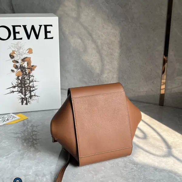 Loewe-羅意威 棕褐色經典牛皮革 Hammock Compact 斜挎包 13 Loewe-羅意威 棕褐色經典牛皮革 Hammock Compact 斜挎包