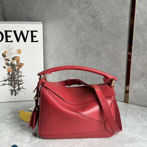 Loewe-羅意威 焦糖紅小號納帕羊皮革 Featherlight Puzzle 肩背包