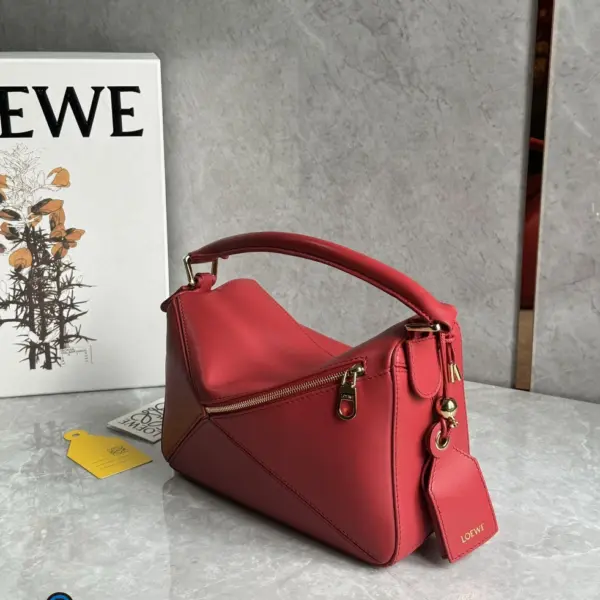 Loewe-羅意威 焦糖紅小號納帕羊皮革 Featherlight Puzzle 肩背包