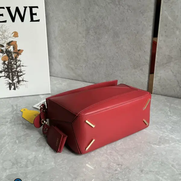 Loewe-羅意威 焦糖紅小號納帕羊皮革 Featherlight Puzzle 肩背包