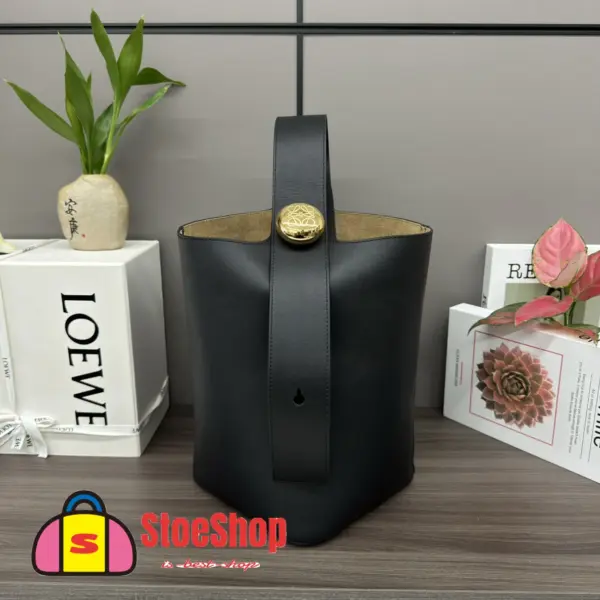 Loewe-羅意威 Pebble Bucket 系列 黑色迷你光滑牛皮革斜挎水桶手袋