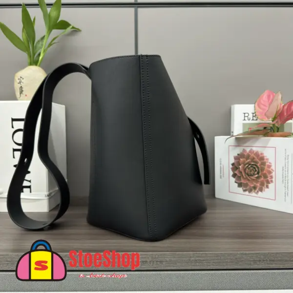 Loewe-羅意威 Pebble Bucket 系列 黑色迷你光滑牛皮革斜挎水桶手袋