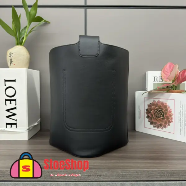 Loewe-羅意威 Pebble Bucket 系列 黑色迷你光滑牛皮革斜挎水桶手袋