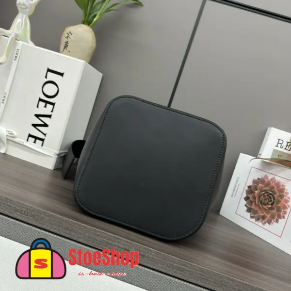 Loewe-羅意威 Pebble Bucket 系列 黑色迷你光滑牛皮革斜挎水桶手袋