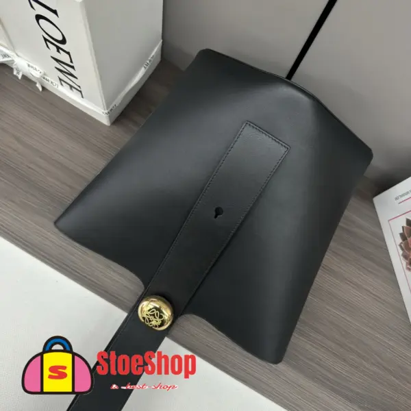 Loewe-羅意威 Pebble Bucket 系列 黑色迷你光滑牛皮革斜挎水桶手袋