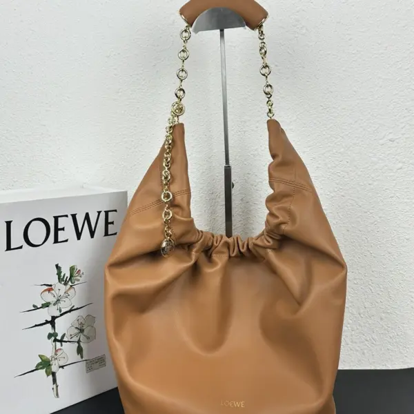 Loewe-羅意威 橡木棕小號柔軟納帕羊皮革 Squeeze 肩背包