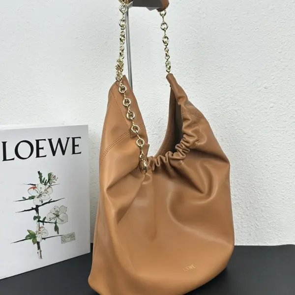 Loewe-羅意威 橡木棕小號柔軟納帕羊皮革 Squeeze 肩背包