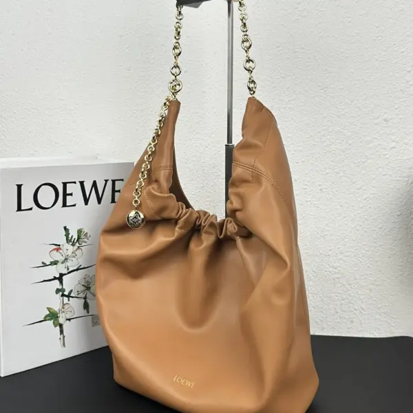 Loewe-羅意威 橡木棕小號柔軟納帕羊皮革 Squeeze 肩背包