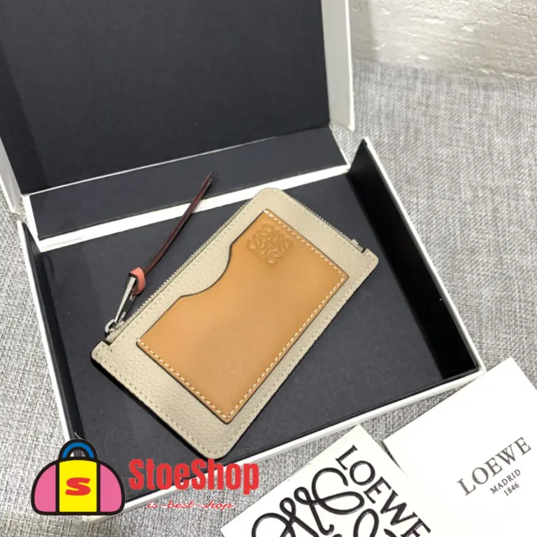 Loewe-羅意威 淺燕麥色 / 蜂蜜色柔軟粒面牛皮革 Anagram 壓紋硬幣卡包 12 Loewe-羅意威 淺燕麥色 / 蜂蜜色柔軟粒面牛皮革 Anagram 壓紋硬幣卡包
