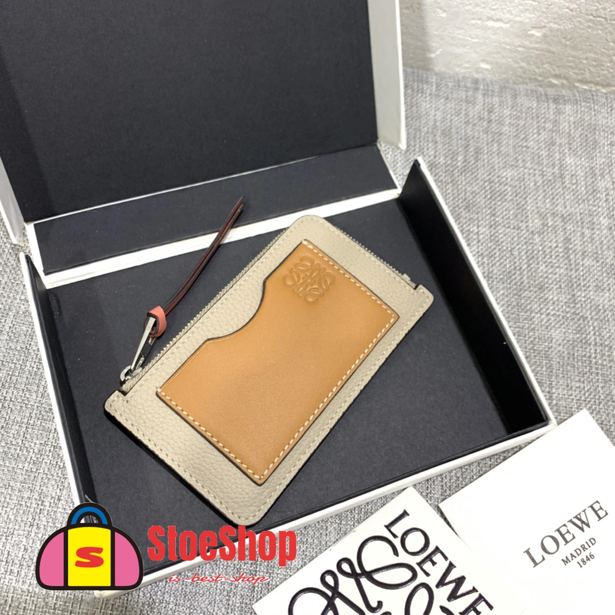 Loewe-羅意威 淺燕麥色 / 蜂蜜色柔軟粒面牛皮革 Anagram 壓紋硬幣卡包 4 Loewe-羅意威 淺燕麥色 / 蜂蜜色柔軟粒面牛皮革 Anagram 壓紋硬幣卡包