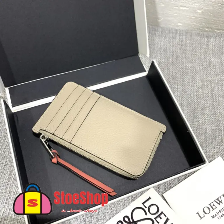 Loewe-羅意威 淺燕麥色 / 蜂蜜色柔軟粒面牛皮革 Anagram 壓紋硬幣卡包 13 Loewe-羅意威 淺燕麥色 / 蜂蜜色柔軟粒面牛皮革 Anagram 壓紋硬幣卡包