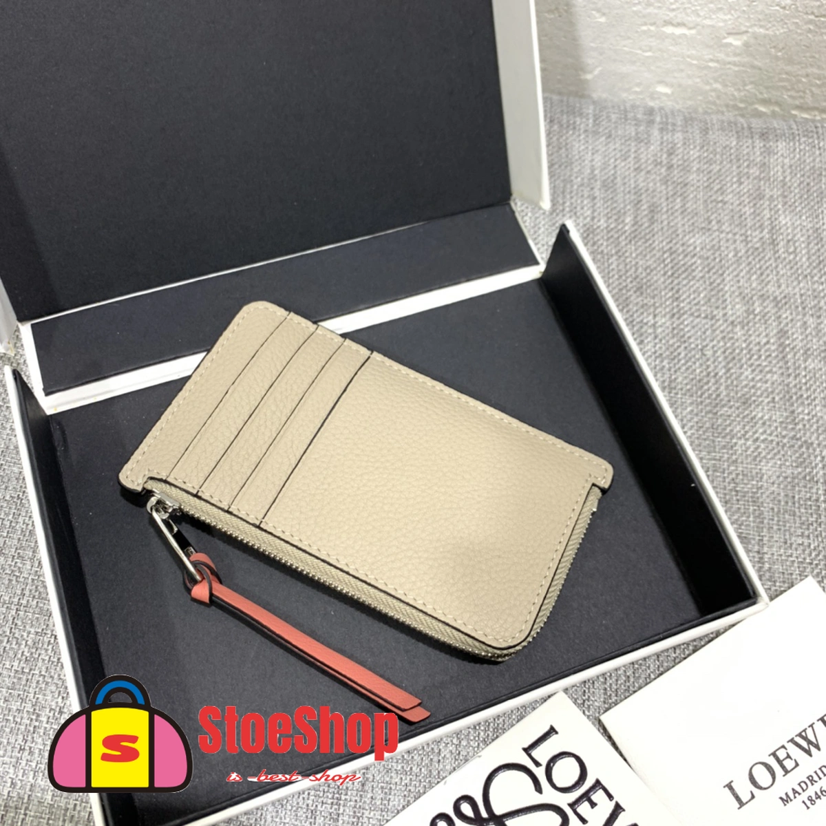 Loewe-羅意威 淺燕麥色 / 蜂蜜色柔軟粒面牛皮革 Anagram 壓紋硬幣卡包 5 Loewe-羅意威 淺燕麥色 / 蜂蜜色柔軟粒面牛皮革 Anagram 壓紋硬幣卡包