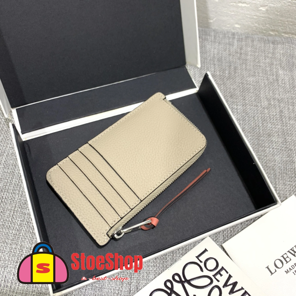 Loewe-羅意威 淺燕麥色 / 蜂蜜色柔軟粒面牛皮革 Anagram 壓紋硬幣卡包 6 Loewe-羅意威 淺燕麥色 / 蜂蜜色柔軟粒面牛皮革 Anagram 壓紋硬幣卡包