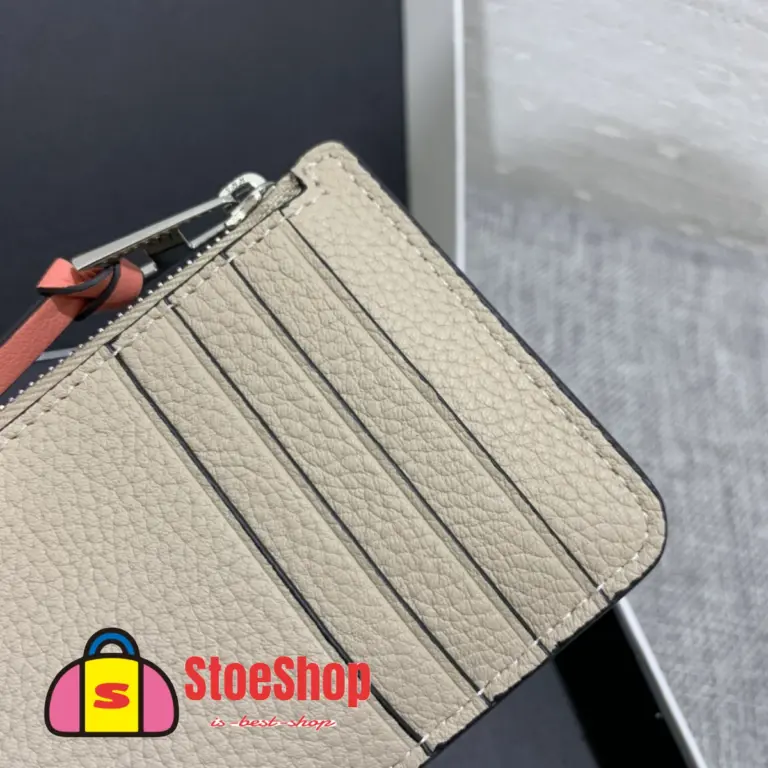 Loewe-羅意威 淺燕麥色 / 蜂蜜色柔軟粒面牛皮革 Anagram 壓紋硬幣卡包 16 Loewe-羅意威 淺燕麥色 / 蜂蜜色柔軟粒面牛皮革 Anagram 壓紋硬幣卡包