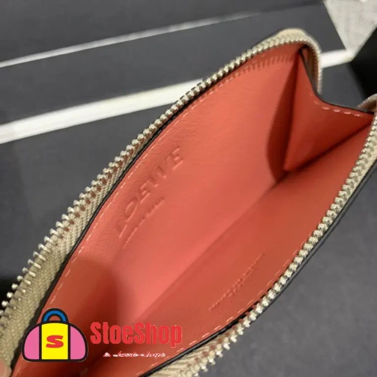 Loewe-羅意威 淺燕麥色 / 蜂蜜色柔軟粒面牛皮革 Anagram 壓紋硬幣卡包 17 Loewe-羅意威 淺燕麥色 / 蜂蜜色柔軟粒面牛皮革 Anagram 壓紋硬幣卡包
