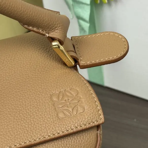 Loewe-羅意威 太妃糖色小號柔軟粒面牛皮革 Puzzle 肩背包