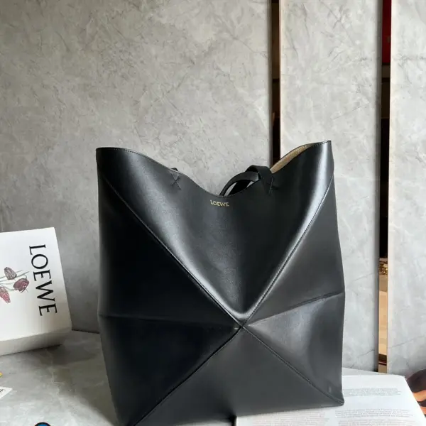 Loewe-羅意威 Puzzle Fold 系列 黑色中號亮面牛皮革購物袋 12 Loewe-羅意威 Puzzle Fold 系列 黑色中號亮面牛皮革購物袋