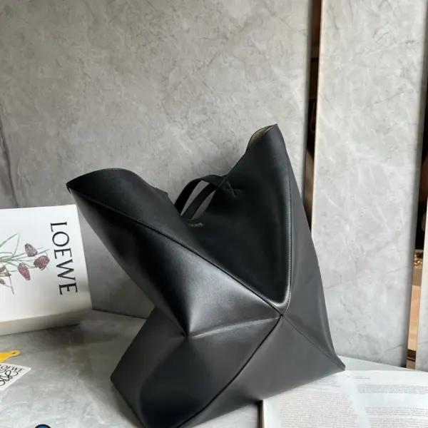 Loewe-羅意威 Puzzle Fold 系列 黑色中號亮面牛皮革購物袋 13 Loewe-羅意威 Puzzle Fold 系列 黑色中號亮面牛皮革購物袋