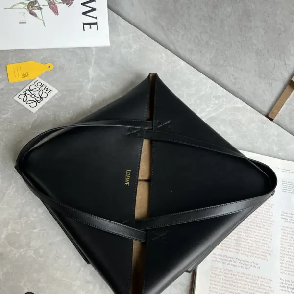 Loewe-羅意威 Puzzle Fold 系列 黑色中號亮面牛皮革購物袋 15 Loewe-羅意威 Puzzle Fold 系列 黑色中號亮面牛皮革購物袋