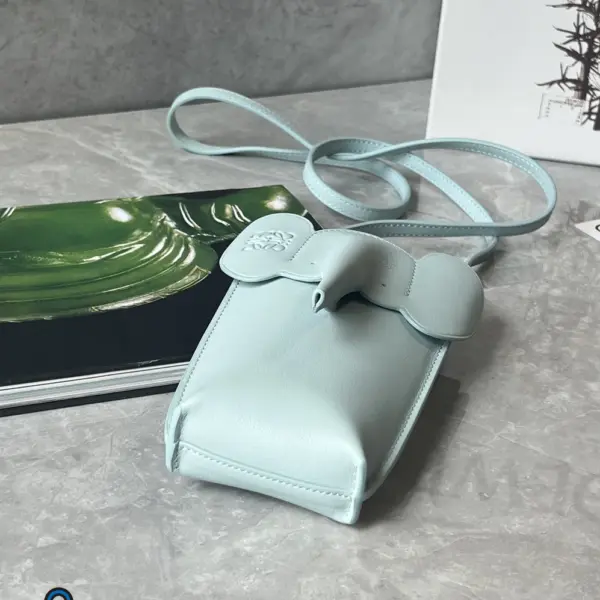 Loewe-羅意威 冰川藍經典牛皮革小象袋手拿包