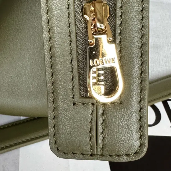 Loewe-羅意威 橄欖綠小號柔軟牛皮革 Madrid 手拿包 15 Loewe-羅意威 橄欖綠小號柔軟牛皮革 Madrid 手拿包