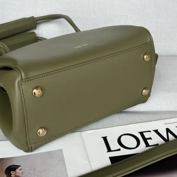 Loewe-羅意威 橄欖綠小號柔軟牛皮革 Madrid 手拿包 16 Loewe-羅意威 橄欖綠小號柔軟牛皮革 Madrid 手拿包